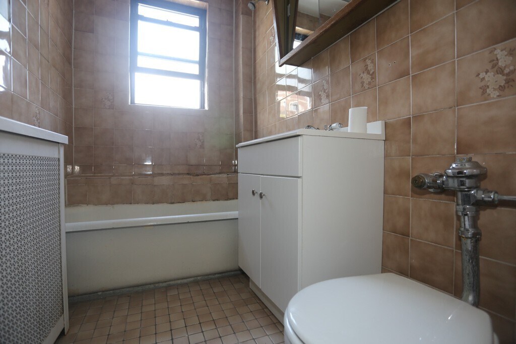 Building Photo - 629 W Belmont Ave