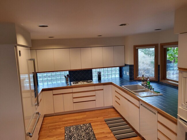 Building Photo - FULLY FURNISHED - 3 Bed 3 Full bath-office/bonus/craft room-walk to river