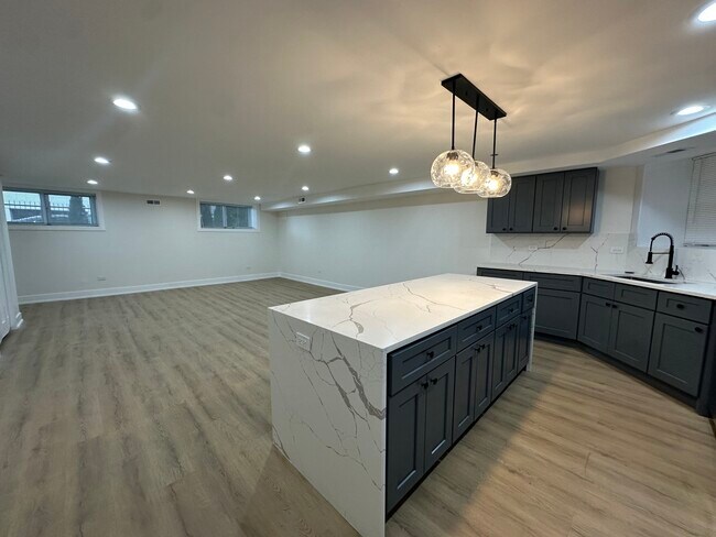 Building Photo - 4338 N Clarendon Ave
