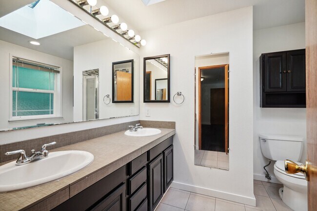 Building Photo - 2119 Duvall Ave NE