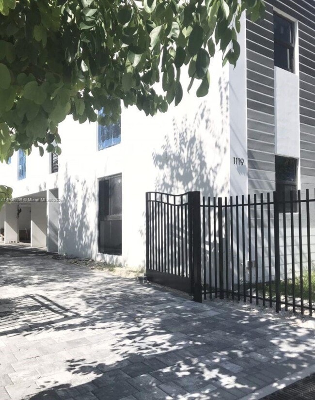 Building Photo - 1119 SW 6th St