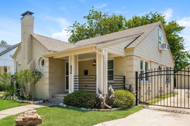 Building Photo - Updated 3-Bedroom 2-Bath Home - Garage- Bonus Space- Fully Fenced-in Yard- Pet Friendly!