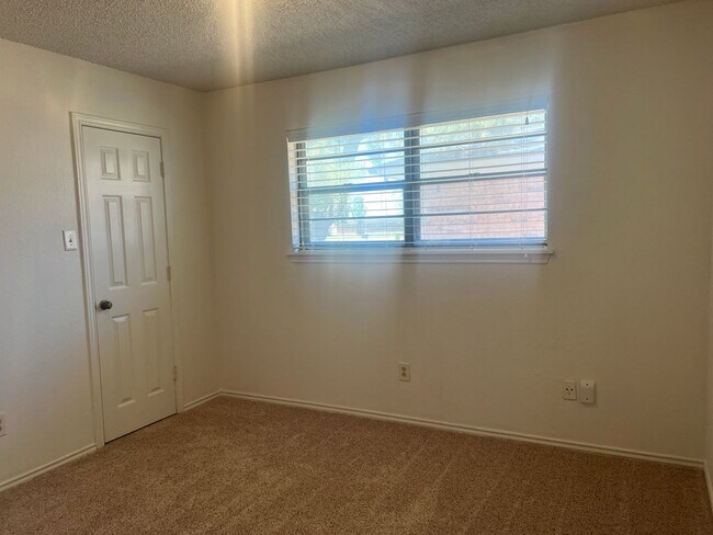 Building Photo - 3 bed 2 bath 2 car garage