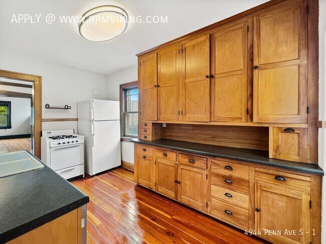 Building Photo - Exceptional 2br 1ba Lower Duplex Unit ~Dep...