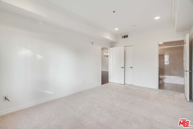 Building Photo - 3328 Oakhurst Ave