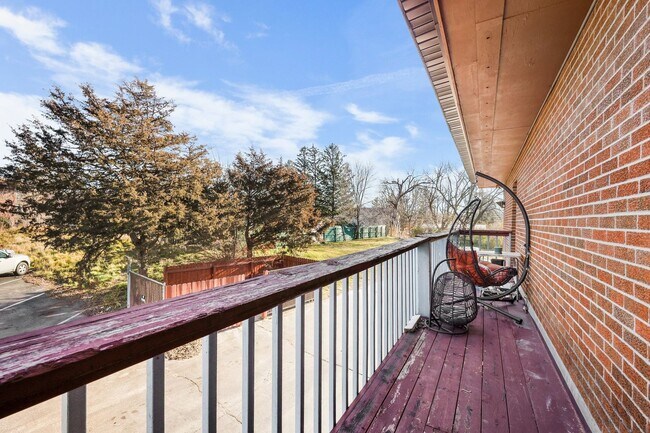 Building Photo - 1161 W Carriage Dr