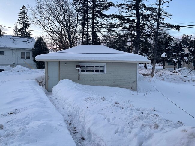 Building Photo - AVAILABLE JUNE 1st - 2 Bed 1 Bath Near Campus