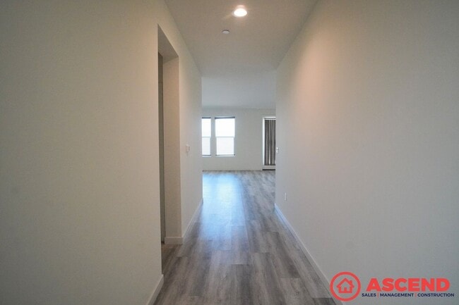 Building Photo - 3 Bedroom Home off Coffee Rd and 7th Stand...