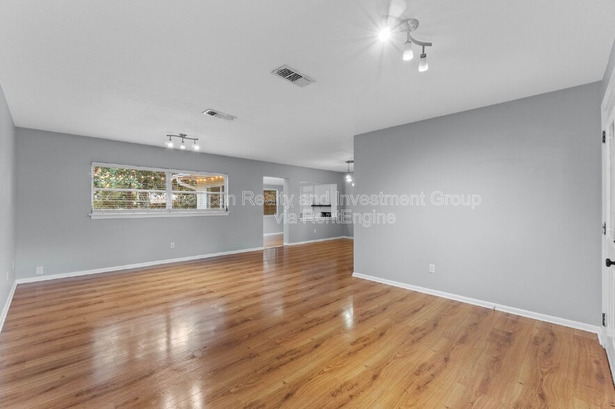 Building Photo - 26 Anastasia Dr SE