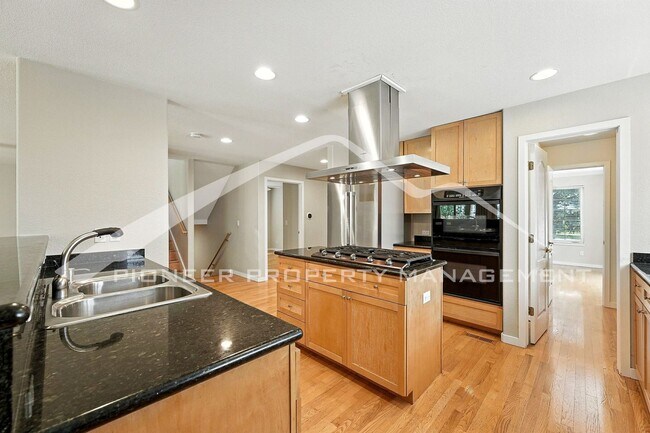 Building Photo - Luxury Meets Location – Impeccable 5BR Hom...