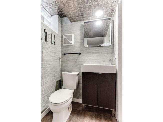 Building Photo - 1517 W 53rd St