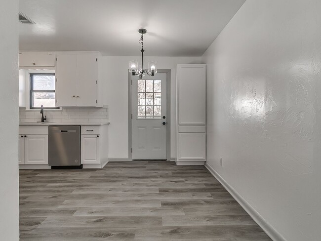 Building Photo - Newly Remodeled 3 Bedroom Home