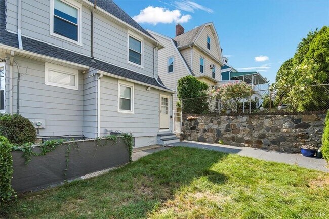 Building Photo - 1 Bayview Ave