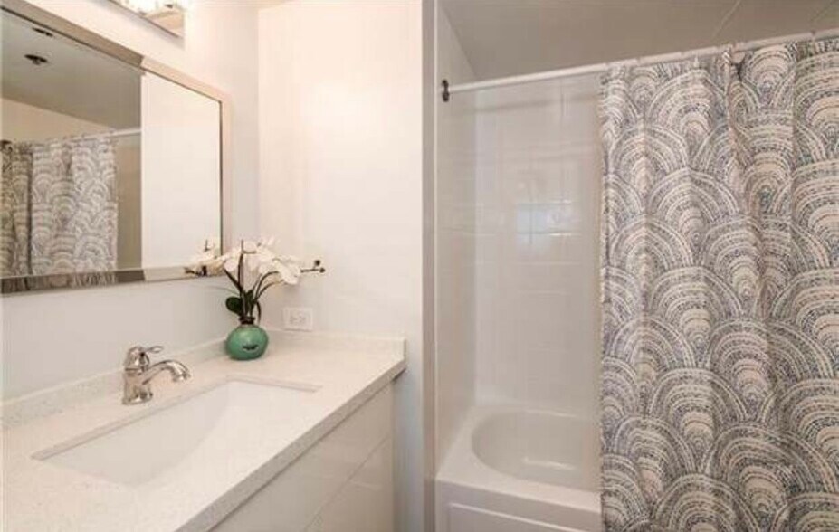 Building Photo - 876 Curtis St