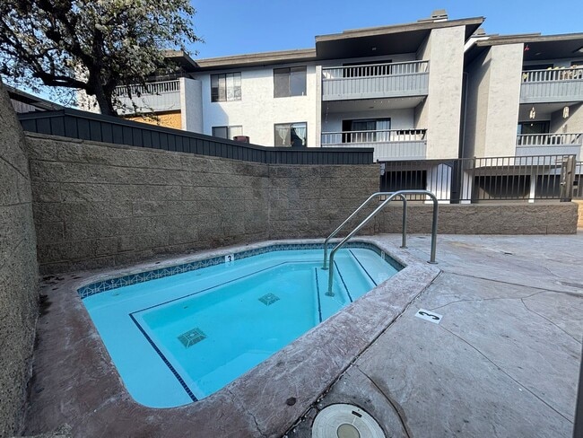 Building Photo - Beautiful 2BD/2BA W/ Private Balcony and In-Unit Laundry in Midway District! Move-in Special Deta...