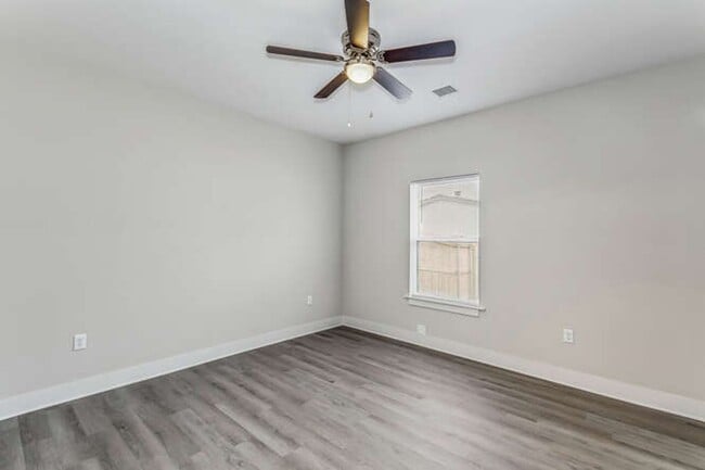 Building Photo - Gorgeous Town Home with fenced yard - pets...