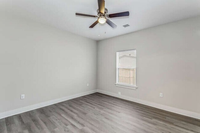 Building Photo - Gorgeous Town Home with Garage & Fenced Ya...