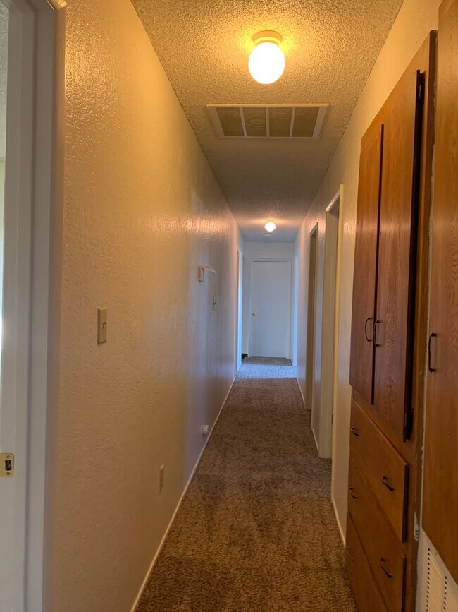 Building Photo - 4 bedroom home in convenient location on Alta Mesa Dr.