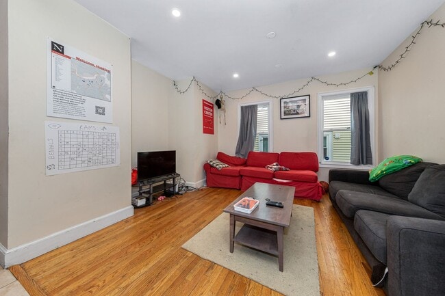 Building Photo - 5 BED/2 BATH ON CALUMET ST. FOR 9/1/2026 WITH CENTRAL AIR