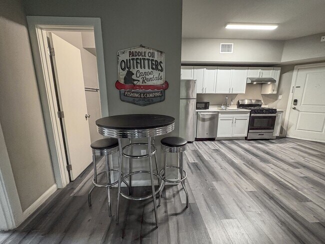 Building Photo - 4 Bed / 2 Bath in West Campus – Bring Your Roommates