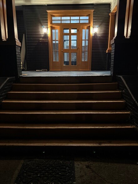 Building Photo - 416 Sycamore St