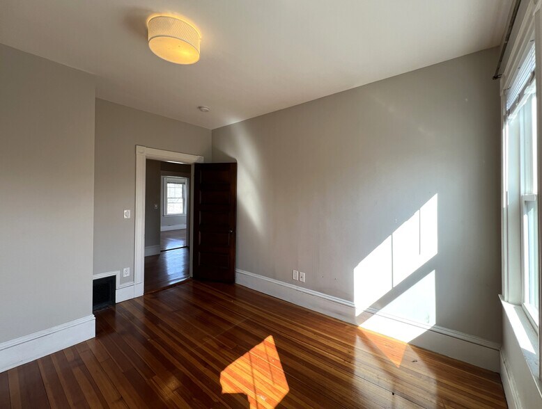 Building Photo - 107 Oxford St