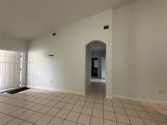 Building Photo - 2731 SE 17th Ave