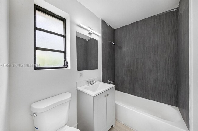 Building Photo - 1050 NE 129th St