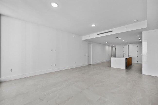 Building Photo - 220 Lake Shore Dr