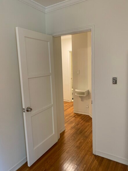 Building Photo - 412 N Doheny Dr
