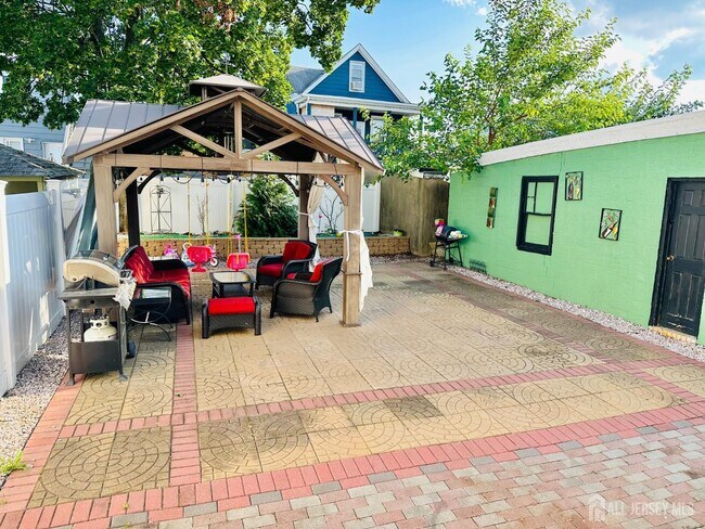 Building Photo - 421 Brace Ave