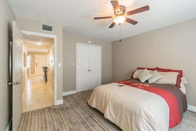 Building Photo - 650 Pinellas Point Dr S