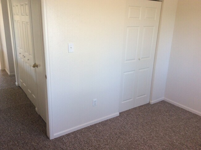 Building Photo - 3 BEDROOM, 2 BATHROOM TOWNHOME WITH A 1 CAR ATTACHED GARAGE