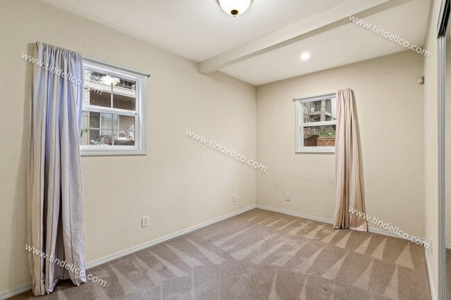 Building Photo - Darling 2 Bedroom North Tabor Home With Of...