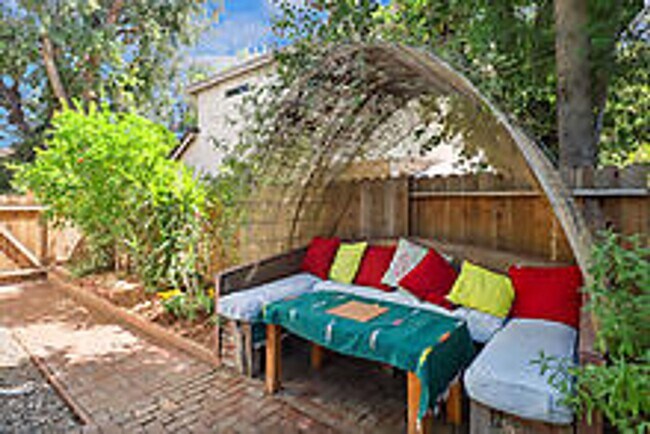 Building Photo - Beautiful 3 Bedroom Home-$750.00 Off 1st M...
