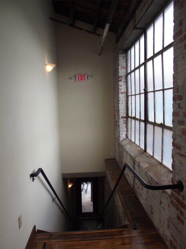 Building Photo - 125 Inman St E
