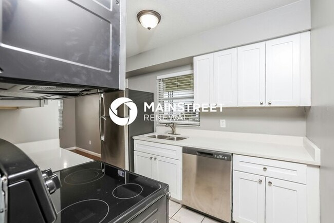 Building Photo - 3 Bedroom Pet-Friendly Home in ORLANDO, FL with Main Street Renewal