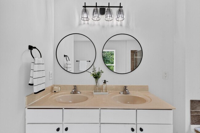Building Photo - 4007 Jockey Club Circle