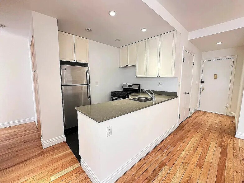 Building Photo - 101 E 116th St