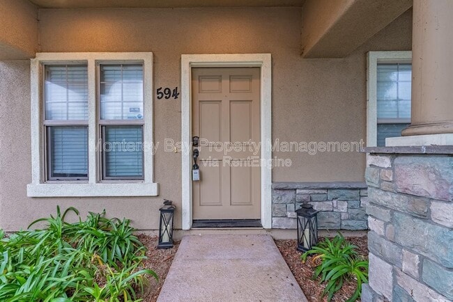Building Photo - 594 Lopez Ave