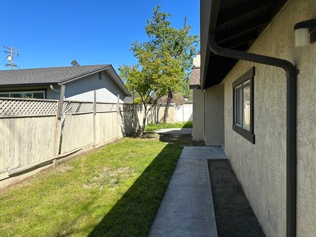 Building Photo - Modesto 3 Bedroom 2 Bath Home
