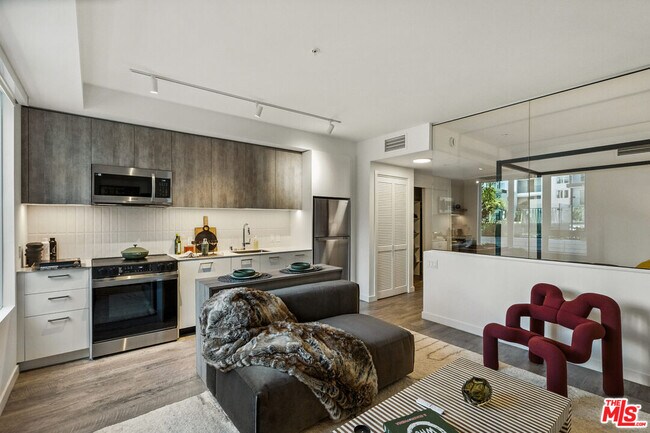 Building Photo - 2455 Overland Ave