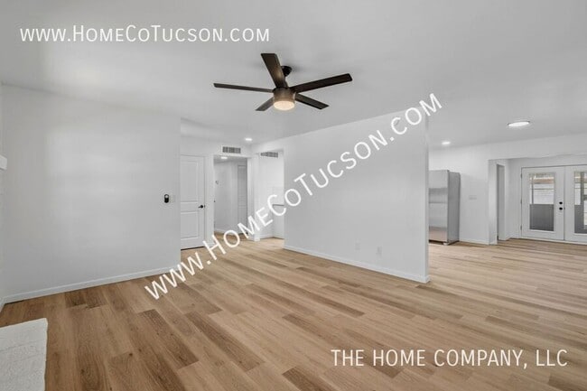 Building Photo - 7461 E Victoria Dr