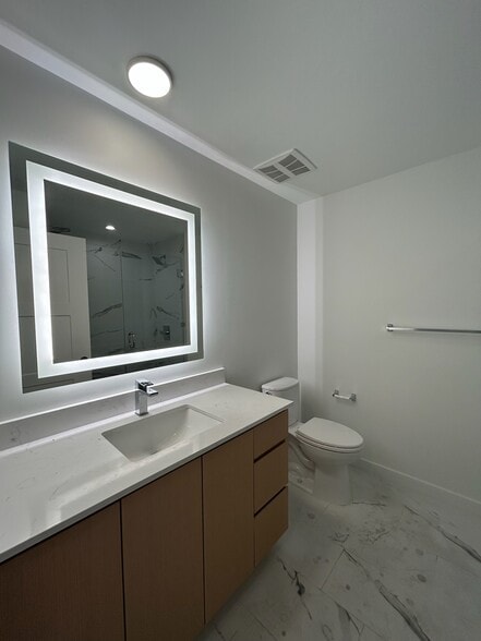 Building Photo - 1625 NE 124th St