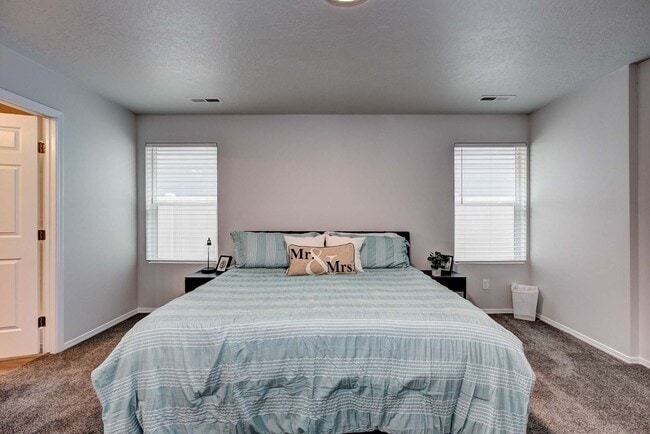 Building Photo - 4 bed 2 bath home for rent