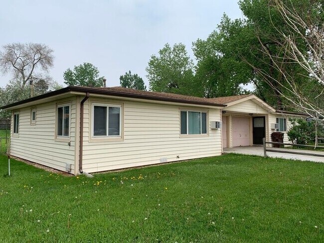 Building Photo - 2 Bedroom, 1 Bath Ranch Style Duplex with ...