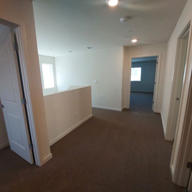 Building Photo - Newer 4 Bedroom, 2.5 bath home in West Roseville/DR Horton Built!