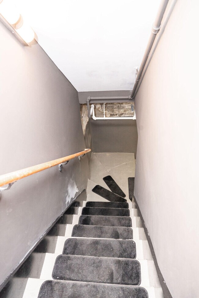 Building Photo - 275 S Limestone