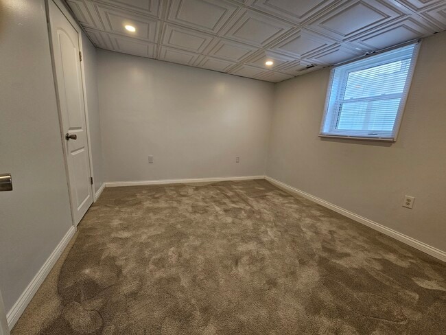 Building Photo - 9536 Elmwood Dr