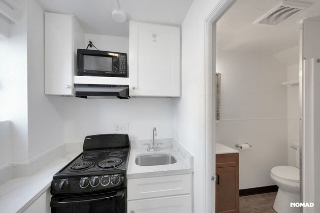 Building Photo - Clean affordable studio in Englewood